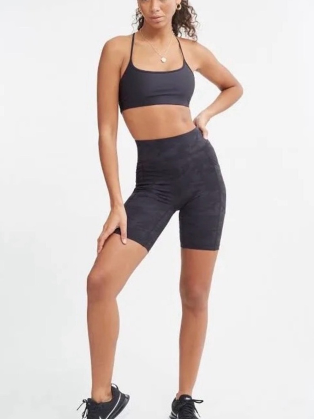 ALL ACCESS
High Waisted Center Stage Pocket Short size small in black camo